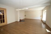 Wohnzimmer - Charmantes Einfamilienhaus mit ELW, großzügigem Nebengebäude und herrlichem Garten