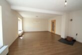 Wohnzimmer - Charmantes Einfamilienhaus mit ELW, großzügigem Nebengebäude und herrlichem Garten