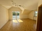 Wohnzimmer - Sofort verfügbar: 2,5-Zimmerwohnung in ruhiger, zentraler Lage mit Grünblick