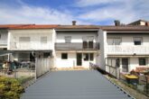Gartenansicht - Reihenmittelhaus mit Garten, Terrasse, Balkon und Pool