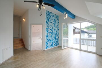 Ansprechende 2-ZKB in Split-Level-Bauweise mit Blick ins das Mindeltal, 86470 Thannhausen, Dachgeschosswohnung