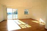 Wohnzimmer mit Küche - Schöner Wohnen – 3-Zimmerwohnung mit XXL-Balkon